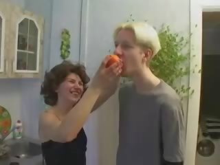 Krievi māte un dēls spēlē uz virtuve